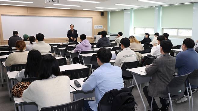 8일 오연천 울산대 총장이 학부생을 상대로 교양 수업을 진행하고 있다. <자료=울산대>