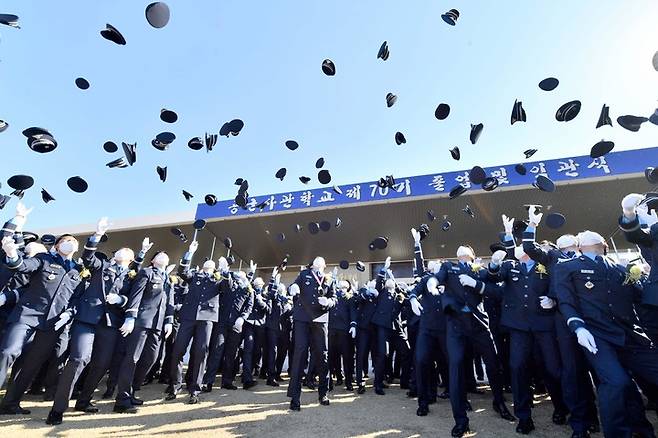 [서울=뉴시스] 2일 충북 청주시 공군사관학교 성무연병장에서 열린 공군사관학교 제70기 졸업 및 임관식에서 생도들이 독수리 구호를 외치며 자축하고 있다. (사진=공군 제공) 2022.03.02. photo@newsis.com *재판매 및 DB 금지