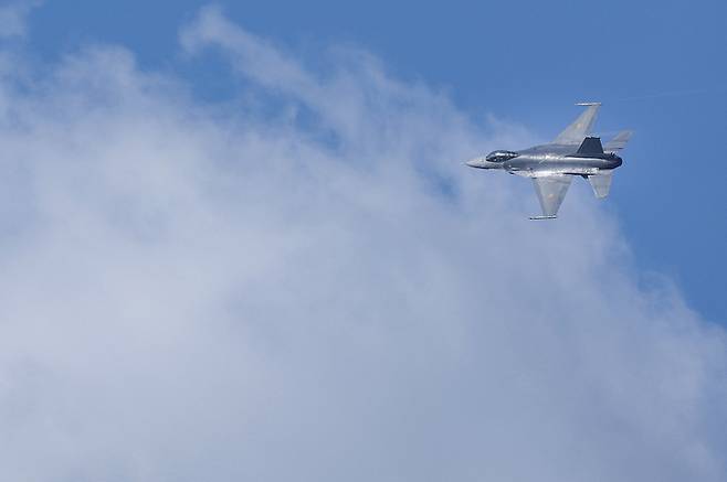 [서울=뉴시스]7일(현지시간) 폴리티코는 국방부 관계자 등의 말을 인용, 미국이 F-16 등 서방 전투기에 탑재하는 AIM-120 첨단 중거리 공대공 미사일을 우크라이나 측 전투기에 탑재할 수 있는지 검토 중이라고 보도했다. 사진은 훈련 중인 미 F-16 전투기 모습. 2023.03.05 *재판매 및 DB 금지