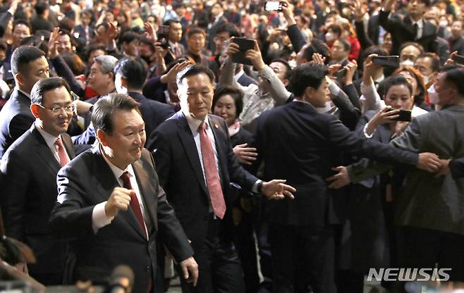 [고양=뉴시스] 전진환 기자 = 윤석열 대통령이이 8일 오후 경기도 고양시 일산서구 킨텍스에서 열린 국민의힘 3차 전당대회에서 축사를 마치고 퇴장하고 있다. 2022.03.08. amin2@newsis.com