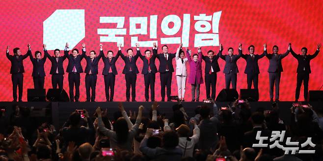 8일 경기도 고양 일산 킨텍스에서 열린 국민의힘 힘내라! 대한민국 제3차 전당대회에서 안철수, 김기현, 황교안, 천하람 당대표 후보와 최고위원 후보, 청년 최고위원 후보가 단상에 올라 인사를 하고 있다. 윤창원 기자