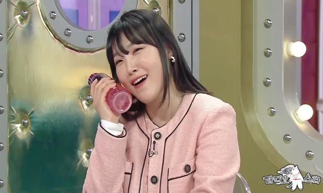 Comedian Lee Eun-ji returns to  ⁇ Radio Star ⁇  as Na Young-seok PDs younger sister.The MBC entertainment program  ⁇ Radio Star  ⁇ , which is broadcast today (8th), is decorated with a special feature of  ⁇   ⁇   ⁇   ⁇   ⁇   ⁇   ⁇  starring Koo Hye Sun, Jung Il Lee, Lee Eun-ji and Lee Kwangki.Lee Eun-ji has been loved by the public for his dancing queen Gil Eunji, who made perfect use of Y2K sensibility in the 2000s.It is emerging as a new pick of  ⁇  Na Young-seok PD by radiating the full talent and high tension by appearing in the Earth Arcade  ⁇ .Lee Eun-ji, who re-appeared in two years, will present a new Buccaneer New City Pilates instructor who follows Gil Eunji and the president of Ssamzie clothing store.He then unveils a big smile by releasing the hyper-realism reality that reverses the  ⁇  Radio Star  ⁇   ⁇   ⁇   ⁇   ⁇   ⁇ .Lee Eun-ji is attracted by the fact that he is playing a new Vic-Fezensac, and he tells him that he has received a love call from Park Jae-beom thanks to Vic-Fezensac.On this day, Lee Eun-ji reveals the behind-the-scenes story of Earth Arcade, which stimulates curiosity by revealing that he worked as a consultant officer of the production team throughout the shoot because of his extraordinary high tension.Lee Eun-ji then tells us that he has suffered unexpected troubles due to the over-the-wall tension of Ohmy Girl Mimi, Lee Young-ji and Ive Ahn Yu-jin.In particular, she added that she became the mother of Ahn Yu-jin, an 11-year-old girl.In addition, Lee Eun-ji will appear on web entertainment and reveal the current status of transferring fluting skills in Gangnam and Hongdae areas. In addition, it is the back door that the MZ generations new concept fluting technology was introduced and the studio was destroyed.Lee Eun-ji, on the other hand, tells the story of his past as a first-birthday singer before his debut in the entertainment industry.It airs tonight on Wednesday night at 10:30 p.m.Providing MBC.