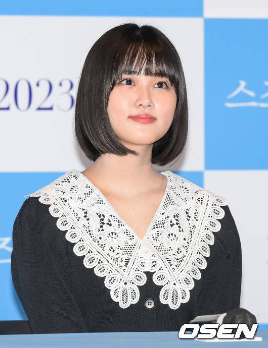 [OSEN=박준형 기자] &nbsp;8일 서울 성수동 메가박스 성수점에서 애니영화 ‘스즈메의 문단속’(감독 신카이 마코토) 내한 기자간담회가 진행됐다.  영화 ‘스즈메의 문단속'은 우연히 재난을 부르는 문을 열게 된 소녀 '스즈메'가 일본 각지에서 발생하는 재난을 막기 위해 필사적으로 문을 닫아가는 이야기를 그린다. 380만 관객을 동원하며 국내 일본 영화 박스오피스 1위를 지키고 있는 '너의 이름은.' 신카이 마코토 감독의 신작이다.  이날 행사에는 신카이 마코토 감독, 배우 하라 나노카 (’스즈메’ 목소리 역)가 참석했다.  배우 하라 하노카가 질문을 듣고 있다. 2023.03.08 / soul1014@osen.co.kr