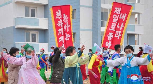 북한 조선중앙통신은 7일 “당의 농촌 건설 구상에 따라 상원군, 린산군, 개풍구역, 판문구역의 여러 농촌 마을에서 새집들이 경사가 났다”며 새로 건설된 살림집 입사모임들이 현지에서 각각 진행됐다고 전했다. 2023.3.7  평양 조선중앙통신=연합뉴스