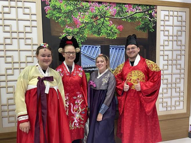 4년만에 열린 세계 최대 국제관광박람회서 한복입고 사진찍는 팀과 친구들 (베를린=연합뉴스) 이율 특파원 = 코로나19 팬데믹 이후 4년만에 열린 세계 최대 국제관광박람회 한국관에서 7일(현지시간) 팀(오른쪽) 등 관람객들이 한복을 입고 기념사진을 찍고 있다. 2023.3.7