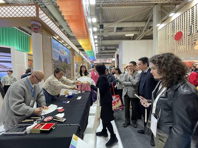 긴줄 늘어선 세계 최대 국제관광박람회 한국관 (베를린=연합뉴스) 이율 특파원 = 세계 최대 국제관광박람회에 차려진 한국관에 7일(현지시간) 관람객들이 길게 줄 서 있다. 2023.3.7