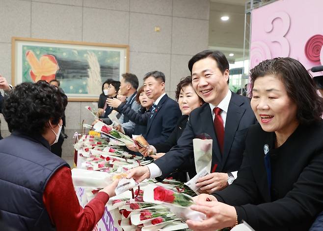 대전시, '빵·장미' 선물하며 여성의 날 의미 공유 [대전시 제공. 재판매 및 DB 금지]
