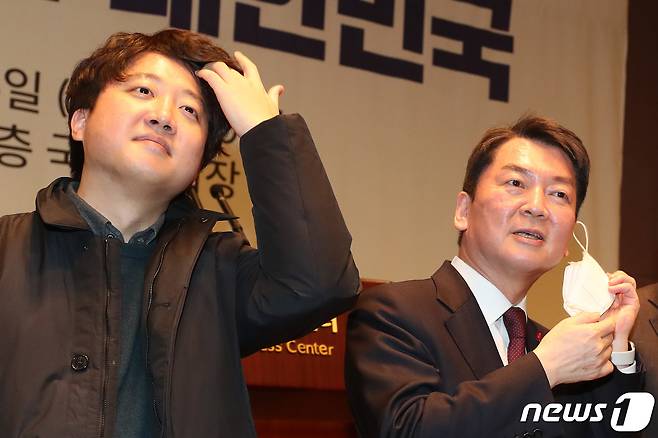 국민의힘 당권주자인 안철수 의원이 지난 1월 26일 서울 중구 한국프레스센터에서 열린 펜앤드마이크 5주년 후원자 대회에서 이준석 전 대표를 비롯한 참석자들과 기념 촬영을 준비하고 있다. ⓒ News1 조태형 기자