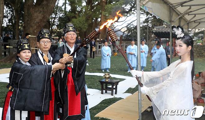 국내 최대 규모의 불놀이인 '2023 제주들불축제' 첫날인 9일 오후 탐라국 개국신화가 깃든 제주시 이도1동 삼성혈에서 들불 불씨 채화제례가 봉행되고 있다.2023.3.9/뉴스1 ⓒ News1 오미란 기자