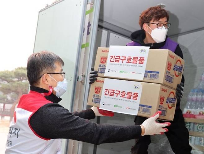 BGF리테일 관계자가 이재민 대피소에 구호물품을 전달하고 있다. [사진제공=BGF리테일]