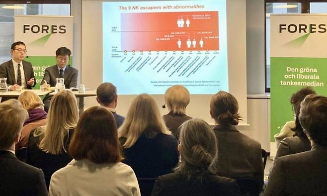 전환기정의워킹그룹은 지난달 24일(현지시간) 스웨덴 스톡홀름에서 연구재단 '개혁과 기업가정신·지속가능성을 위한 포럼(FORES)'이 주최하는 세미나에 참석, 스웨덴 정부 관계자와 각국 외교관·연구자 등에게 풍계리 핵실험장의 방사성 물질 유출 우려를 분석한 특별보고서를 소개했다. 왼쪽부터 신희석 법률분석관과 이영환 대표 [사진제공=전환기정의워킹그룹]