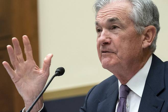 뉴욕증시가 8일(현지시간) 혼조세로 마감하며 상승 발판을 마련하는데 일단 성공했다. 제롬 파월 미국 연방준비제도(연준) 의장이 이날 워싱턴 하원 금융서비스위원회에 출석해 증언하고 있다. AP연합