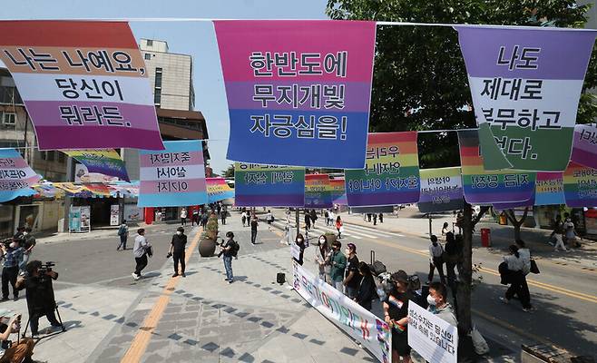 2021년 5월22일 서울 서대문구 신촌 유플렉스광장에 성소수자에 대한 혐오와 차별 중단을 촉구하는 깃발이 걸려있다. ‘2021 국제성소수자혐오반대의날 공동행동’은 세계보건기구(WHO)가 동성애를 정신질환 목록에서 삭제한 날인 1990년 5월 17일을 기념하며 깃발을 걸고, 릴레이 기자회견을 열었다. 박종식 기자 anaki@hani.co.kr