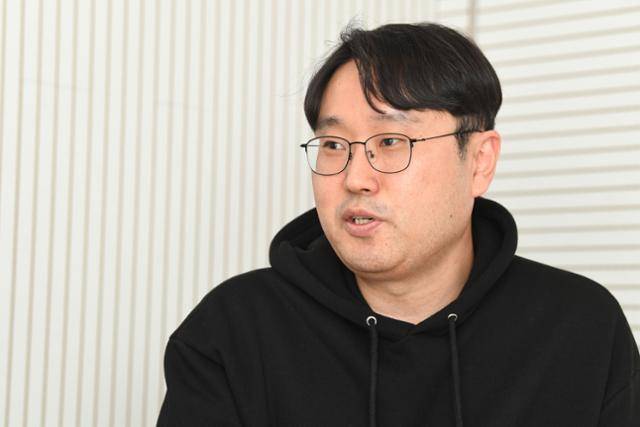 '우리가 사랑한 한국 PC 게임'의 저자 장세용씨가 6일 서울 중구 한국일보에서 인터뷰하고 있다. 장씨는 30년 동안 모아 온 200개의 게임 패키지를 팔기 전 책을 만드는 작업을 주도했다. 김영원 인턴기자