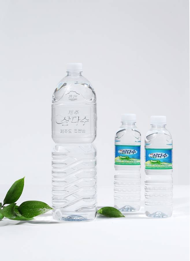 제주삼다수 왼쪽은 무라벨, 오른쪽은 라벨 제품. <사진제공=제주특별자치도개발공사>