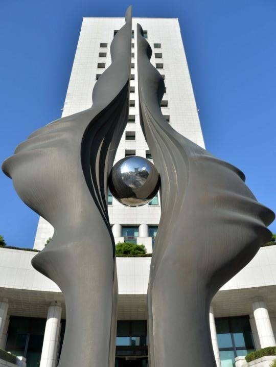 서울 서초동 대검찰청 정문 앞의 '서 있는 눈' [헤럴드DB]