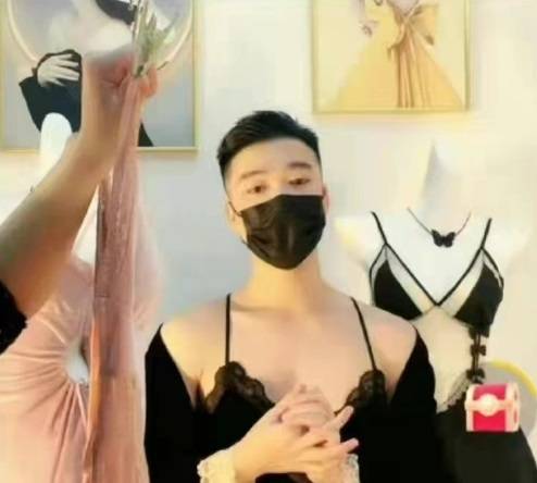 [서울=뉴시스] 여성 속옷을 입고 라이브 방송에 출연한 중국 남성 모델, 해당 란제리 업체는 중국 정부의 검열을 피하기 위해 남성 모델을 채용했다 (사진출처: 트위터 갈무리) 2023.03.09. *재판매 및 DB 금지