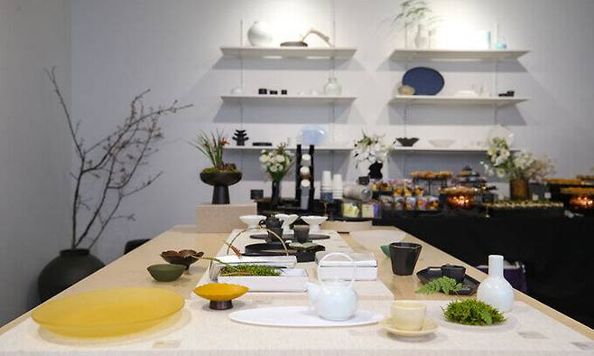 서울 서초구 ‘살롱 in 양재천’ 갤러리에서 열린 ‘매일소감(每日所感) 전’에 전시된 공예품들. 서초구 제공