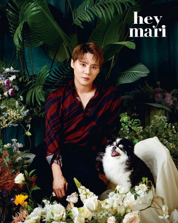 Singer and musical actor Junsus companion dog pictorial has been released.Junsu, who decorated the cover of the March issue of the companion animal magazine Heymari with his companion dog Chu. He finished the filming perfectly with a variety of concepts, saying that it was the first time to shoot a picture with Chu.Junsu showed a variety of poses such as smiling face to face with his dog, Chu, and showed the appearance of a Korean wave star. During the interview, he showed a kindness to Chu and showed a special affection for Chu.Chu also received the gaze and love of the field staff in an energetic manner on the spot.Junsu and Chus pictures were released on the official website of Haymari. The footage of the shooting scene and video interviews on that day can be found on Haymaris official YouTube.