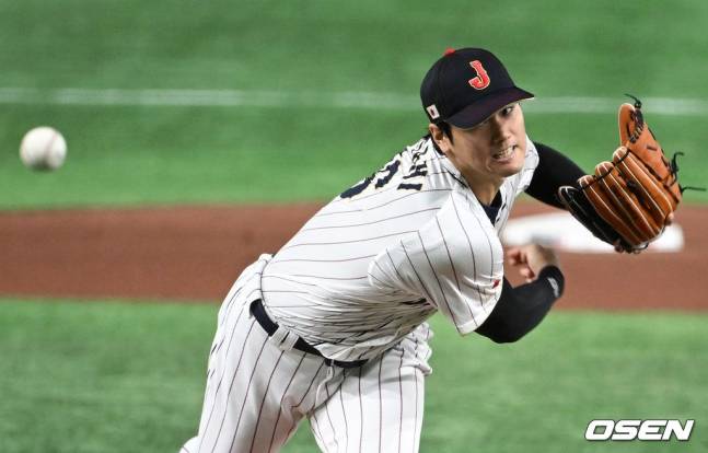 오타니가 9일 중국전에서 역투하고 있다.