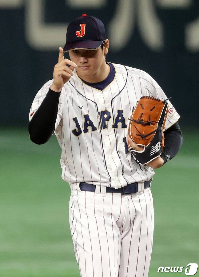 오타니 쇼헤이가 9일 등판에 앞서 야수들과 사인을 교환하고 있다. /사진=뉴스1