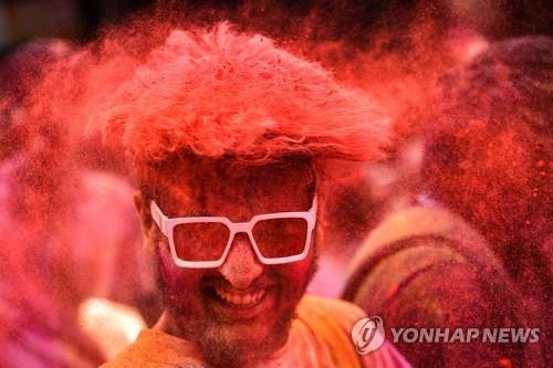 인도 첸나이에서 8일 홀리 축제 때 색 가루를 뒤집어 쓴 남성. [EPA 연합뉴스 자료사진. 재판매 및 DB 금지]