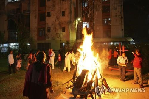 인도 프라야그라지서 홀리 전날 악의 기운을 몰아내기 위해 모닥불을 피우는 이들.  [AP 연합뉴스 자료사진. 재판매 및 DB 금지]