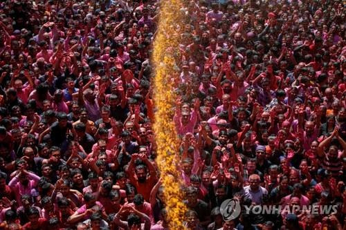 8일 인도 아메다바드에서 홀리 축제를 즐기는 군중. [로이터 연합뉴스 자료사진. 재판매 및 DB 금지]