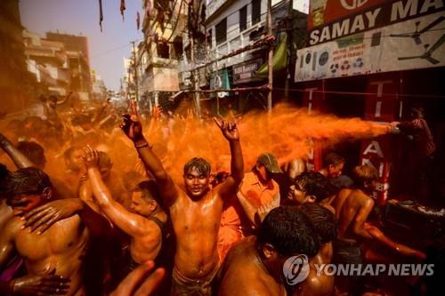 인도 프라야그라지에서 8일 홀리를 즐기는 남성들. [AFP 연합뉴스 자료사진. 재판매 및 DB 금지]