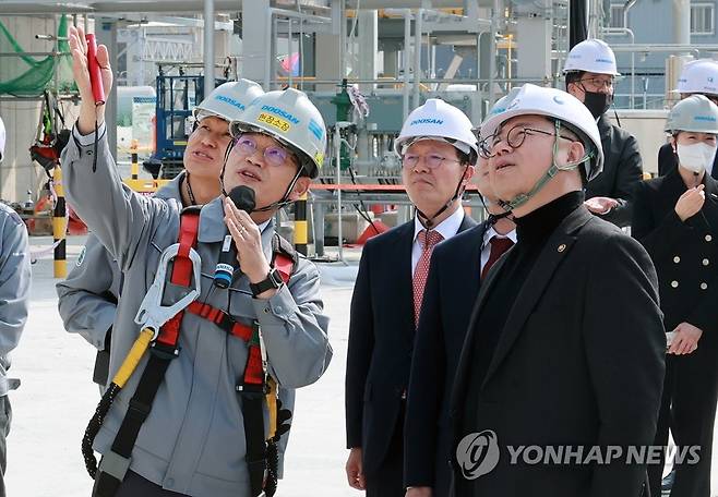 박일준 2차관, 하이창원 액화수소 플랜트 구축 현장방문 (서울=연합뉴스) 박일준 산업통상자원부 2차관이 9일 경남 창원시 두산에너빌리티 창원공장 액화수소 플랜트 구축현장을 방문해 현장을 둘러보고 있다. 2023.3.9 [산업통상자원부 제공. 재판매 및 DB 금지] photo@yna.co.kr
