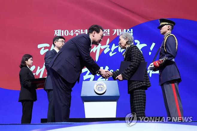 건국훈장 애국장 수여하는 윤석열 대통령 (서울=연합뉴스) 안정원 기자 = 윤석열 대통령이 1일 서울 중구 유관순 기념관에서 열린 제104주년 3.1절 기념식에서 고(故) 김언배 독립유공자의 딸 김종순 씨에게 건국훈장 애국장을 수여하고 있다. 2023.3.1 jeong@yna.co.kr