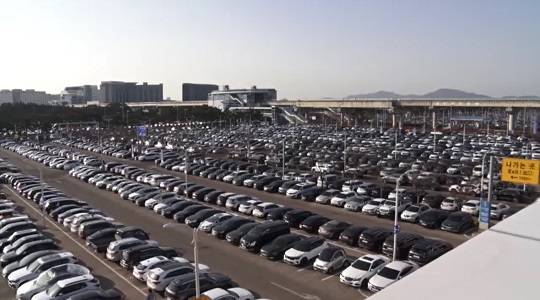 지난 3일 오후 인천공항 제1여객터미널 P1 주차장에 차들이 빼곡히 주차돼있다