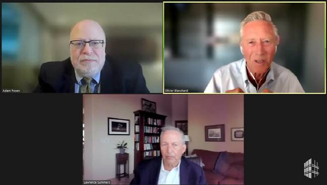 래리 서머스 미국 하버드대 명예교수(사진 아래)와 올리비에 블랑샤르 매사추세츠공대(MIT) 명예교수(사진 오른쪽), 아담 포센 피터슨국제경제연구소(PIIE) 소장(사진 왼쪽)이 지난 7일 오전 11시30분(미국 동부시간) PIIE가 개최한 화상 대담에서 발언하고 있다. (출처=PIIE, 김정남 특파원)