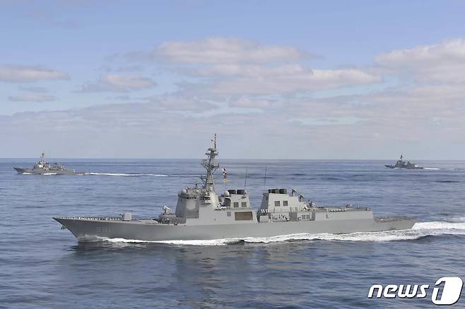지난 2월22일 동해상에서 이지스구축함 '세종대왕함(가운데)', 미국 해군 이지스구축함 '배리(왼쪽)', 일본 해상자위대 호위함 '아타고'가 미사일 방어 훈련을 하고 있다. (합동참모본부 제공) 2023.2.22/뉴스1