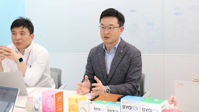 인터뷰 중인 이규진 마케팅 팀장(왼쪽), 장승훈 COO /CJ웰케어 제공