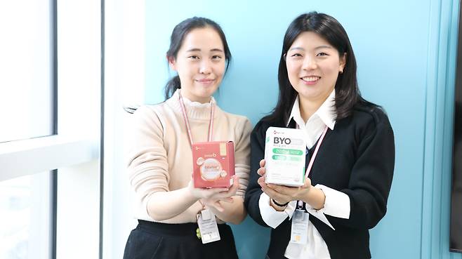 최하섭 매니저(왼쪽)와 서경서 매니저. /CJ웰케어 제공