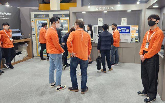 스마트 담배자판기와 무인주류판매기를 살펴보는 점주들.ⓒ데일리안 최승근기자