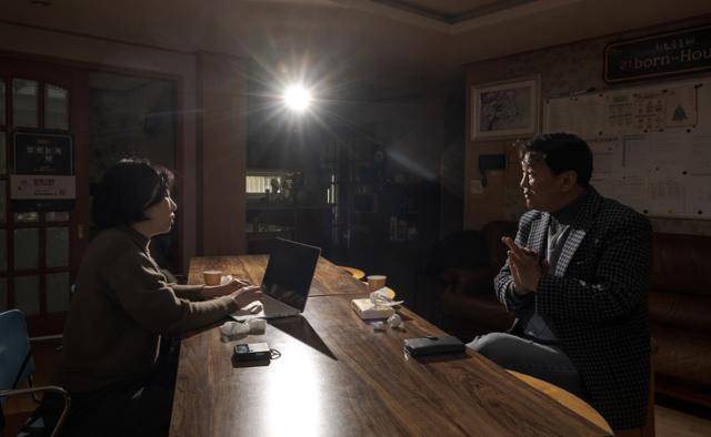 인터뷰는 김해 다르크(리본하우스)의 공용 공간에서 했다. 1, 2층은 주거 시설, 3층은 너른 옥상이 있는 단독 주택이다. 오전 10시 30분쯤 시작한 인터뷰는 중간에 점심식사를 함께 하고 오후 3시까지 이어졌다. 김해=하상윤 기자