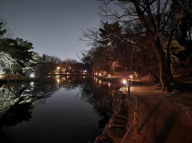 Chundangji pond at Changgyeonggung (Hwang Dong-hee/The Korea Herald)