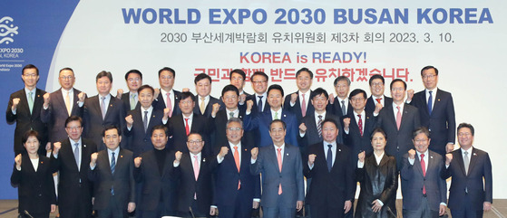 The Busan Expo bidding committee held its third meeting Friday in Jongno District, central Seoul, with SK Group Chairman Chey Tae-won and Prime Minister Han Duck-soo in attendance. [KCCI]