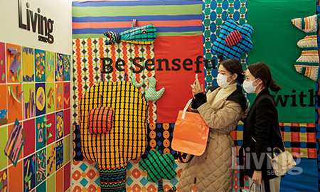 다채로운 패턴과 색감이 인상적인 패션, 라이프스타일 브랜드 ‘오카모카’와 협업한 시각 테마 룸.