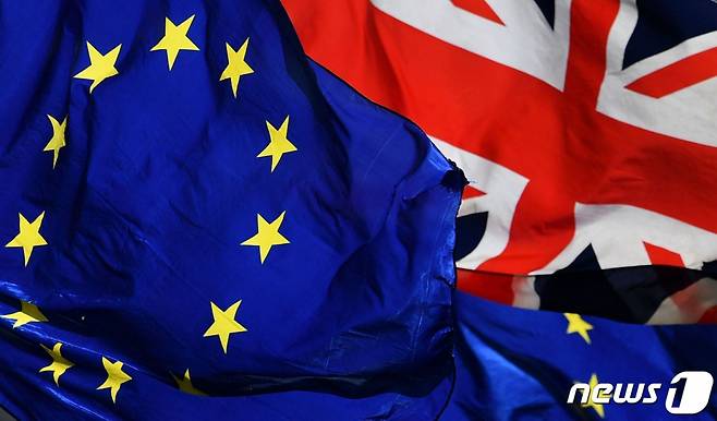 (런던 AFP=뉴스1) 우동명 기자 = 2019년 5월 14일 런던 의회 의사당 밖에서 영국과 EU 국기가 나부끼고 있다.