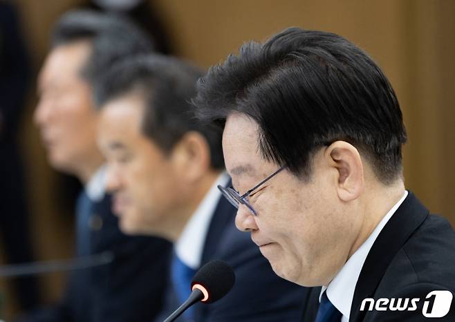 이재명 더불어민주당 대표가 10일 오전 경기도 수원시 영통구 경기도의회에서 열린 최고위원회의에서 발언을 하고 있다./사진=뉴스1