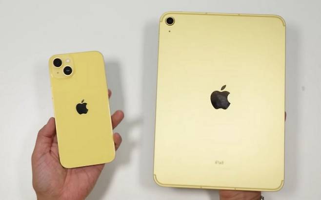 오는 14일부터 출시되는 노랑 색상의 아이폰14(왼쪽)와 아이패드 10세대. [유튜브 채널 ‘브라이언 통(Brian Tong)’]