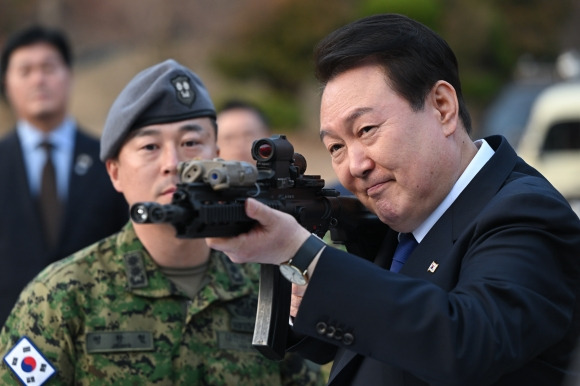 해군 특수전전단 방문한 윤석열 대통령 - 윤석열 대통령이 10일 경상남도 창원시 해군 특수전전단을 방문, 총기를 다루고 있다.-연합뉴스