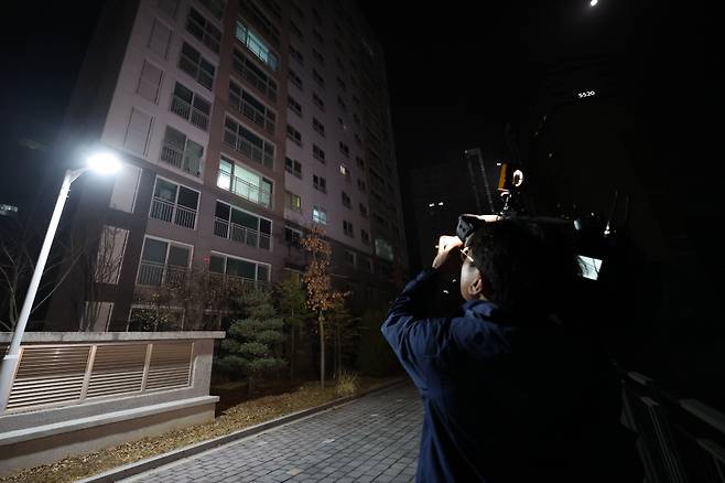 이재명 더불어민주당 대표의 경기지사 시절 초대 비서실장이 숨진 채 발견된 경기도 성남시 수정구의 자택 앞에서 10일 오전 취재진이 취재를 하고 있다. ⓒ연합뉴스