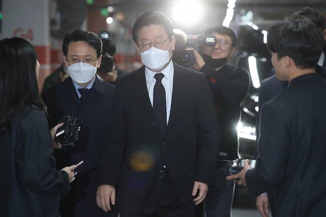 이재명 더불어민주당 대표가 3월10일 오후 경기지사 시절 초대 비서실장을 지냈다 지난 9일 숨진 전모 씨의 빈소가 마련된 경기 성남의료원 장례식장으로 이동하고 있다. ⓒ 연합뉴스