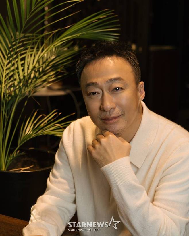 영화 '대외비'(감독 이원태)의 주연배우 이성민이 27일 진행된 라운드 인터뷰를 위해 포즈를 취하고 있다.   1992년 부산, 만년 국회의원 후보 해웅과 정치판의 숨은 실세 순태, 행동파 조폭 필도가 대한민국을 뒤흔들 비밀 문서를 손에 쥐고 판을 뒤집기 위한 치열한 쟁탈전을 벌이는 범죄드라마 '대외비'는 3월 1일 개봉한다. /사진제공=플러스엠엔터테인먼트 2023.02.27 /사진=이동훈 기자 photoguy@