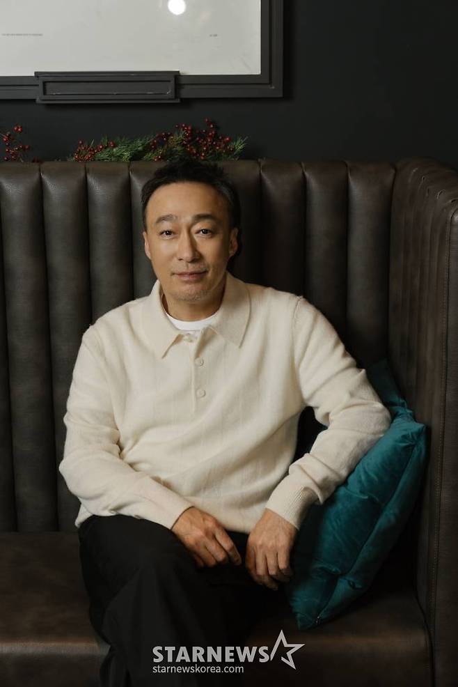 영화 '대외비'(감독 이원태)의 주연배우 이성민이 27일 진행된 라운드 인터뷰를 위해 포즈를 취하고 있다.   1992년 부산, 만년 국회의원 후보 해웅과 정치판의 숨은 실세 순태, 행동파 조폭 필도가 대한민국을 뒤흔들 비밀 문서를 손에 쥐고 판을 뒤집기 위한 치열한 쟁탈전을 벌이는 범죄드라마 '대외비'는 3월 1일 개봉한다. /사진제공=플러스엠엔터테인먼트 2023.02.27 /사진=이동훈 기자 photoguy@