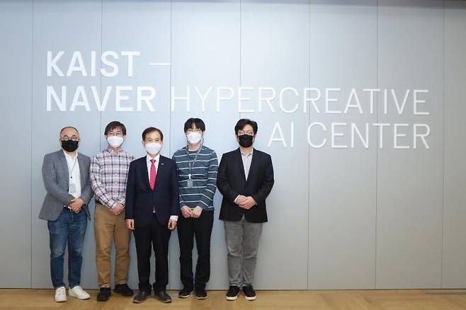 네이버-KAIST, 제2사옥 1784에 공동 AI 연구센터    왼쪽부터 정송 한국과학기술원(KAIST) AI대학원장, 주재걸 KAIST 교수, 이광형 KAIST 총장, 하정우 네이버 AI랩 소장, 성낙호 네이버 클로바CIC 책임리더. [네이버 제공. 재판매 및 DB 금지]